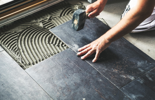 Pose du carrelage noir sans joint