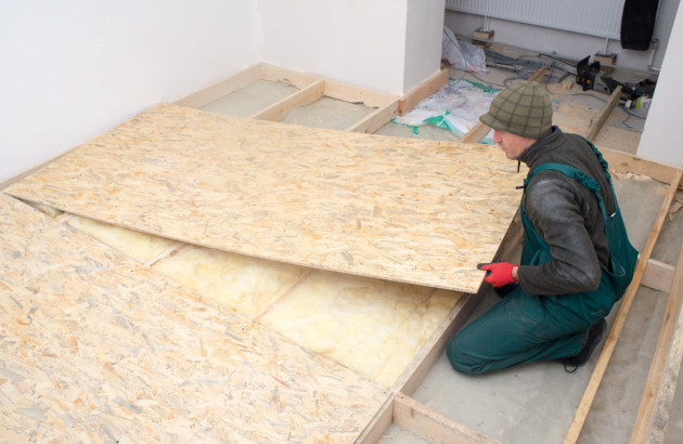 Pose des plaques en OSB sur des solives