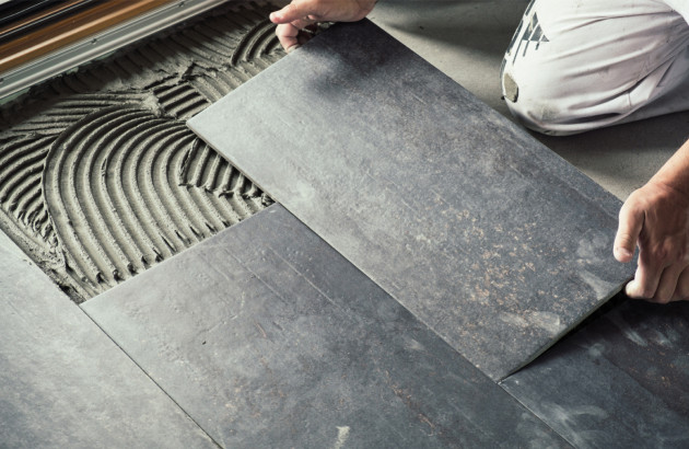Professionnel en train de poser du carrelage