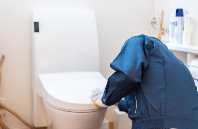 Professionnel en train d'installer un sanibroyeur