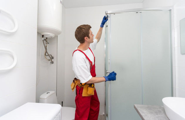 Professionnel en train d'installer une cabine de douche