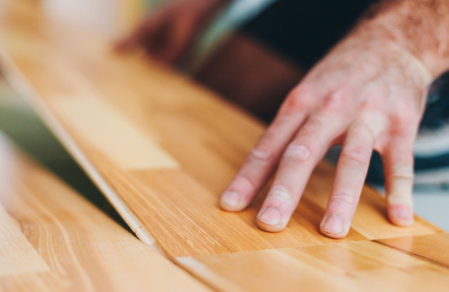Professionnel en train de poser du parquet flottant