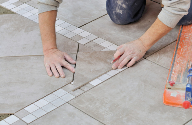 Professionnel en train de poser du carrelage et de la mosaïque