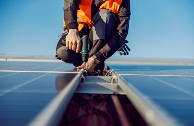Professionnel en train d'installer des panneaux solaires