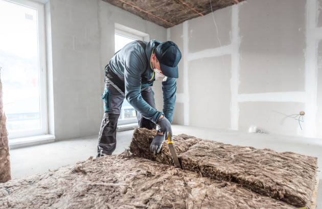 Professionnel en train de réaliser des travaux d'isolation