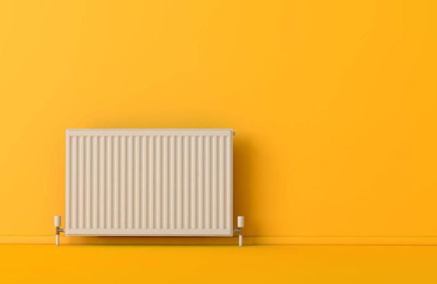 Radiateur blanc collé à un mur jaune