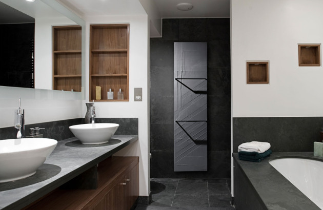 Radiateur décoratif noir moderne dans une salle de bain
