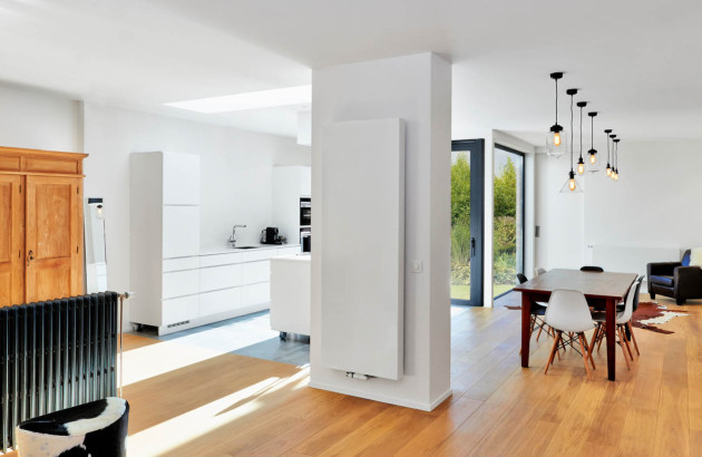 Radiateur vertical blanc dans une pièce de séjour moderne