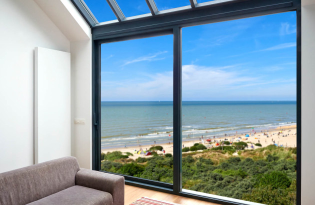 Radiateur vertical dans une pièce avec vue sur mer