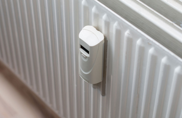 Répartiteur de chauffage collé à un radiateur