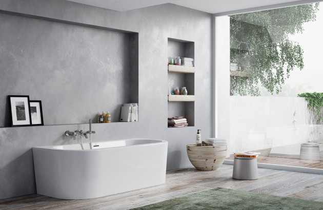 Salle de bain avec des niches de rangement encastrées