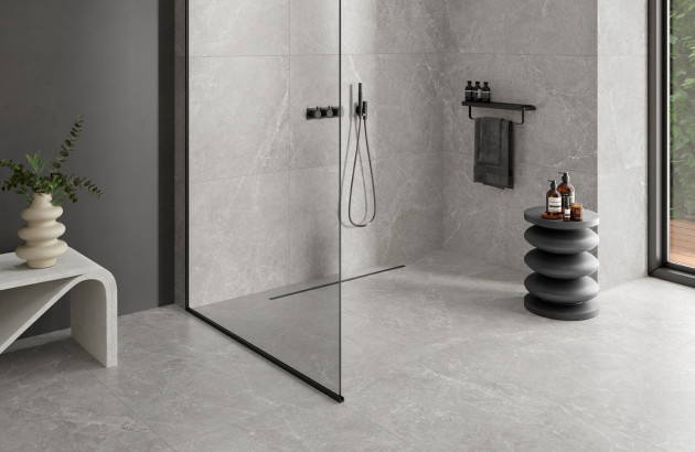 Salle de bain avec du carrelage gris sans joint