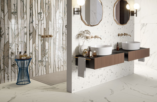 Salle de bain moderne avec carrelage sol blanc imitation marbre