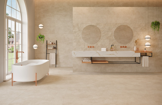 Salle de bain beige lumineuse habillée de carrelage sans joint