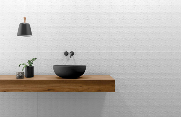 Salle de bain minimaliste avec carrelage mural blanc texturé et vasque noire