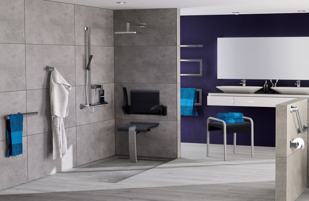 Salle de bain PMR avec douche à l'italienne et siège rabattable
