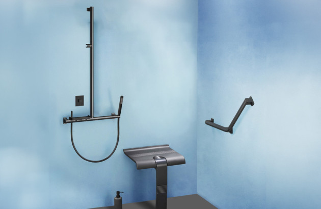  Salle de bain PMR avec douche accessible, barres d'appui pour plus de sécurité.