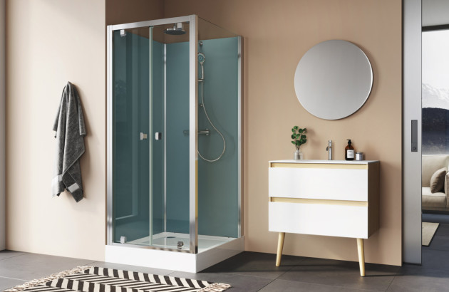 Salle de bains avec cabine de douche bleue