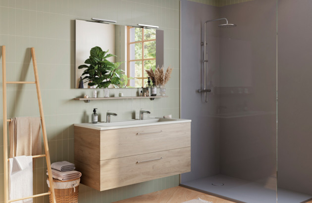 Salle de bains avec sous-vasque en bois et douche à l'italienne