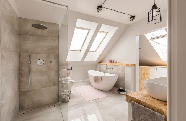 Salle de bains beige moderne sous les combles