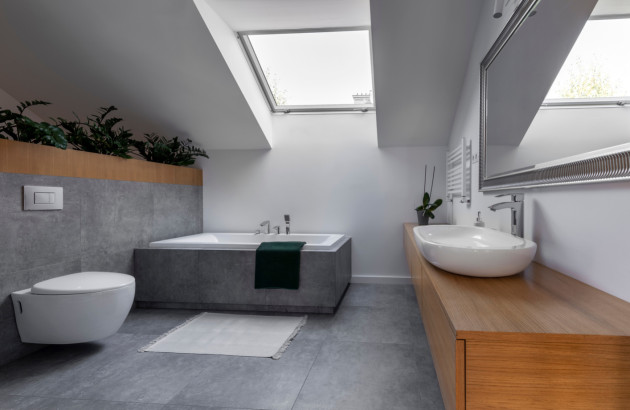 Salle de bains avec carrelage gris et mobilier en bois