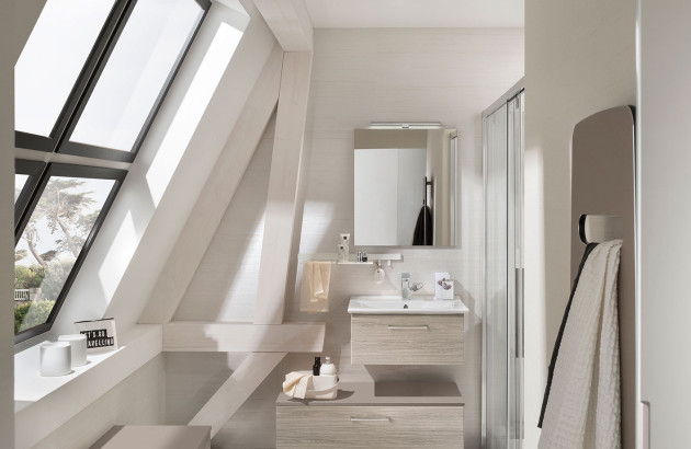 Salle de bains claire sous les combles