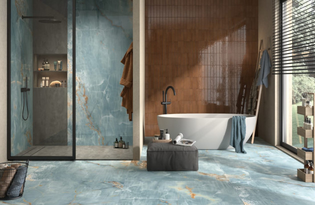 Salle de bains design avec carrelage metro et effet marbre bleu et marron