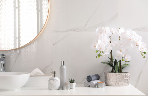 Salle de bains moderne avec fleur d'orchidée