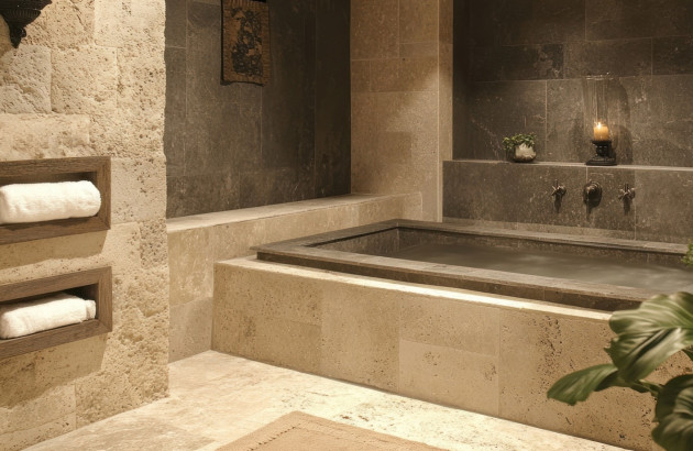 Salle de bains minimaliste construite avec du travertin
