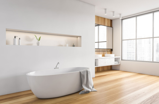 Salle de bains minimaliste et très lumineuse avec parquet clair