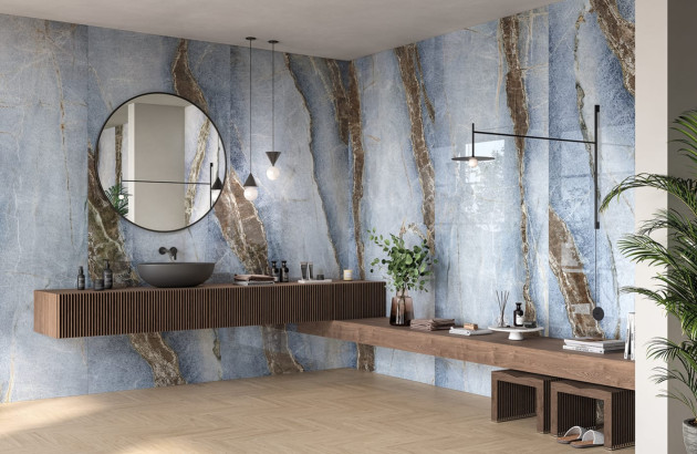 Salle de bains moderne avec carrelage mural effet marbre bleu clair