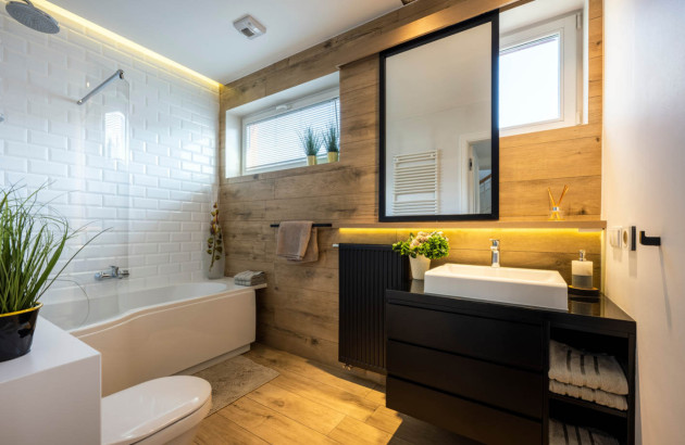 Salle de bains moderne avec meubles noirs