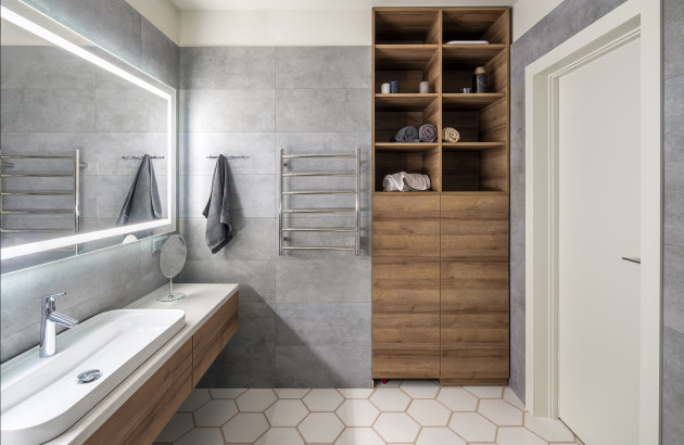 Salle de bains moderne avec rangements encastrables