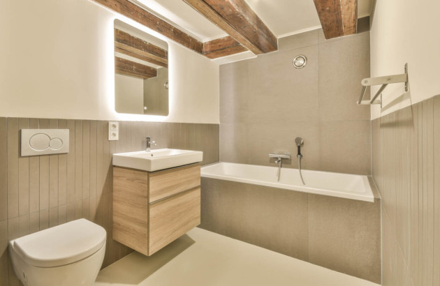 Salle de bains sobre avec poutres et meuble en bois