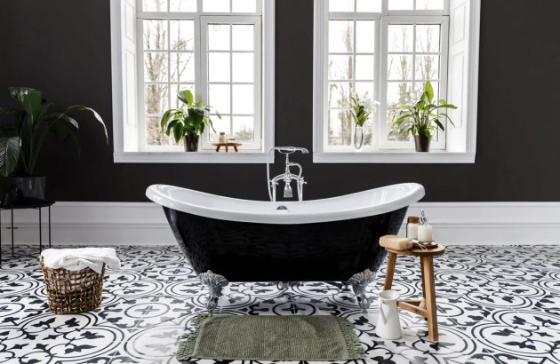 Salle de bains vintage avec carrelage baroque noir et blanc
