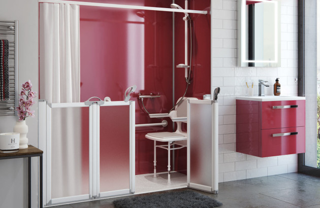 Siège de douche dans une salle de bain rouge