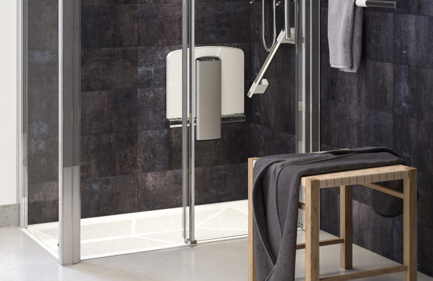 Siège de douche pliable dans une salle de bain moderne