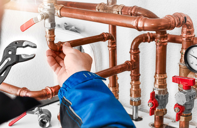 Pose De Tuyaux De Chauffage Dans Une Tranchée Au Chantier De Construction.  Tuyaux Isolés écoénergétiques. Eau Froide Et Chaude, Système De Chauffage  Et De Chauffage Des Appartements De La Maison.