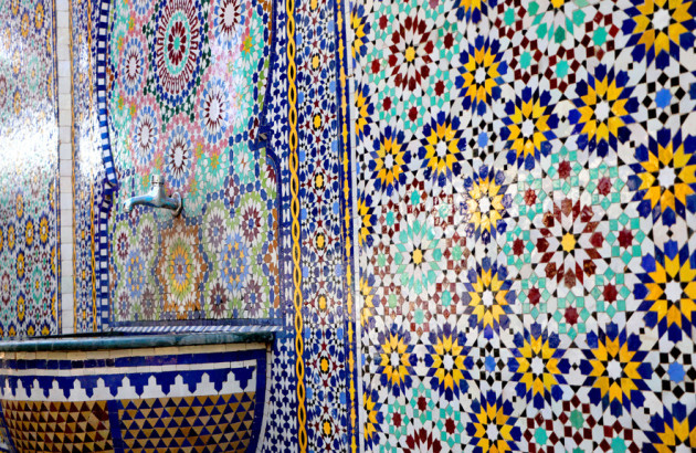 Zellige coloré dans une salle de bains marocaine