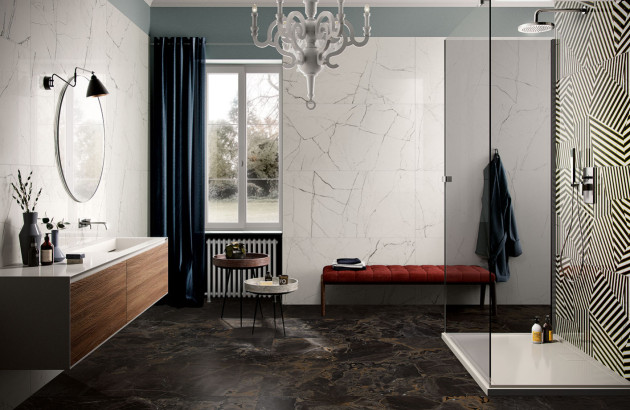 Salle de bains équipée de carrelage grand format effet marbre