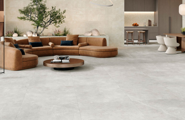 Grand salon avec du carrelage xxl au sol