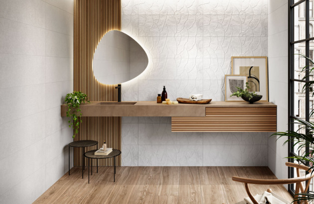 Salle de bains avec du carrelage imitation bois au sol