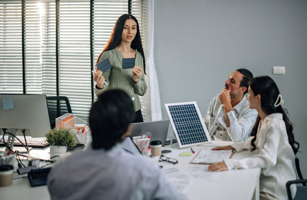 Equipe d'ingénieurs qui discutent des innovations pour les panneaux solaires