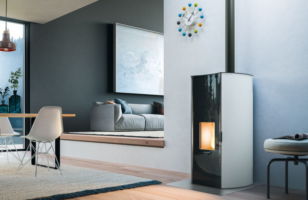 Poêle a granulés moderne installé dans le salon d'une maison