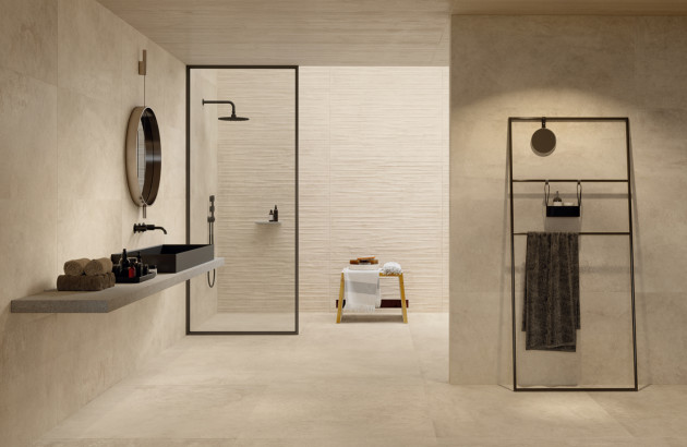 Salle de bains design avec vasque noire, douche ouverte et accessoires aux lignes minimalistes.