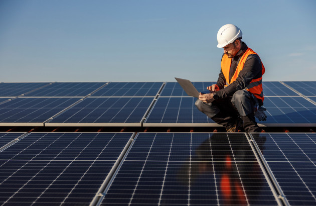 installateur professionnel qui travaille sur une installation de panneau solaire