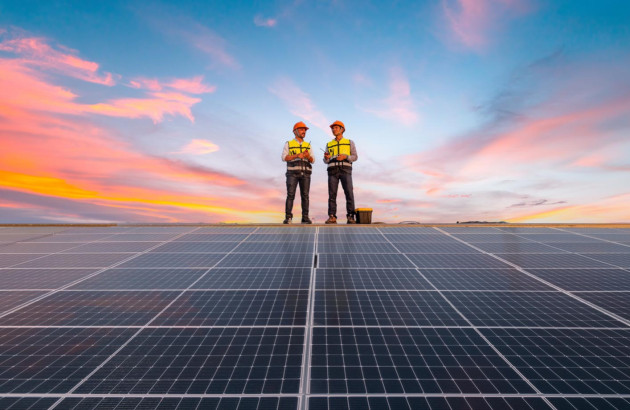 Installateurs de panneau solaires sur le toit d'une habitation vue en plongée