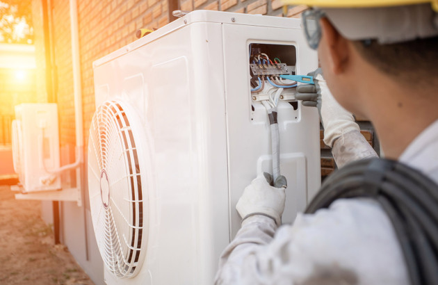 Personne en train d'installer un système de climatisation