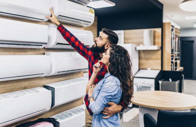 Couple choisissant une solution de climatisation pour leur logement.