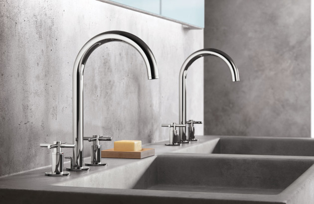 Double vasque avec robinetterie trois trous chromée dans une salle de bains au style industriel chic.
